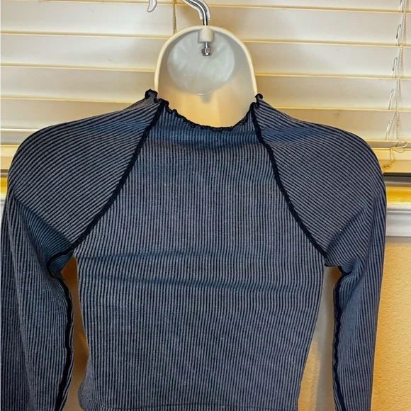 NUX Ribbed Black and Gray Turtleneck Sweater - Picture 5 of 7